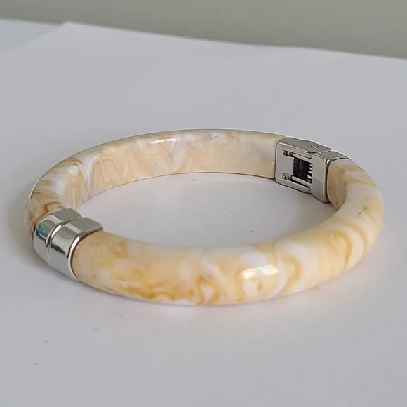 Vintage Boho Cream Chunky Resin Acrylic Hinged Silver Tone Bangle Bracelet - Picture 7 of 13